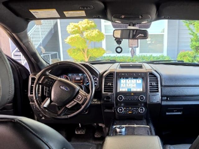 Dashboard and steering wheel of a Ford Expedition
